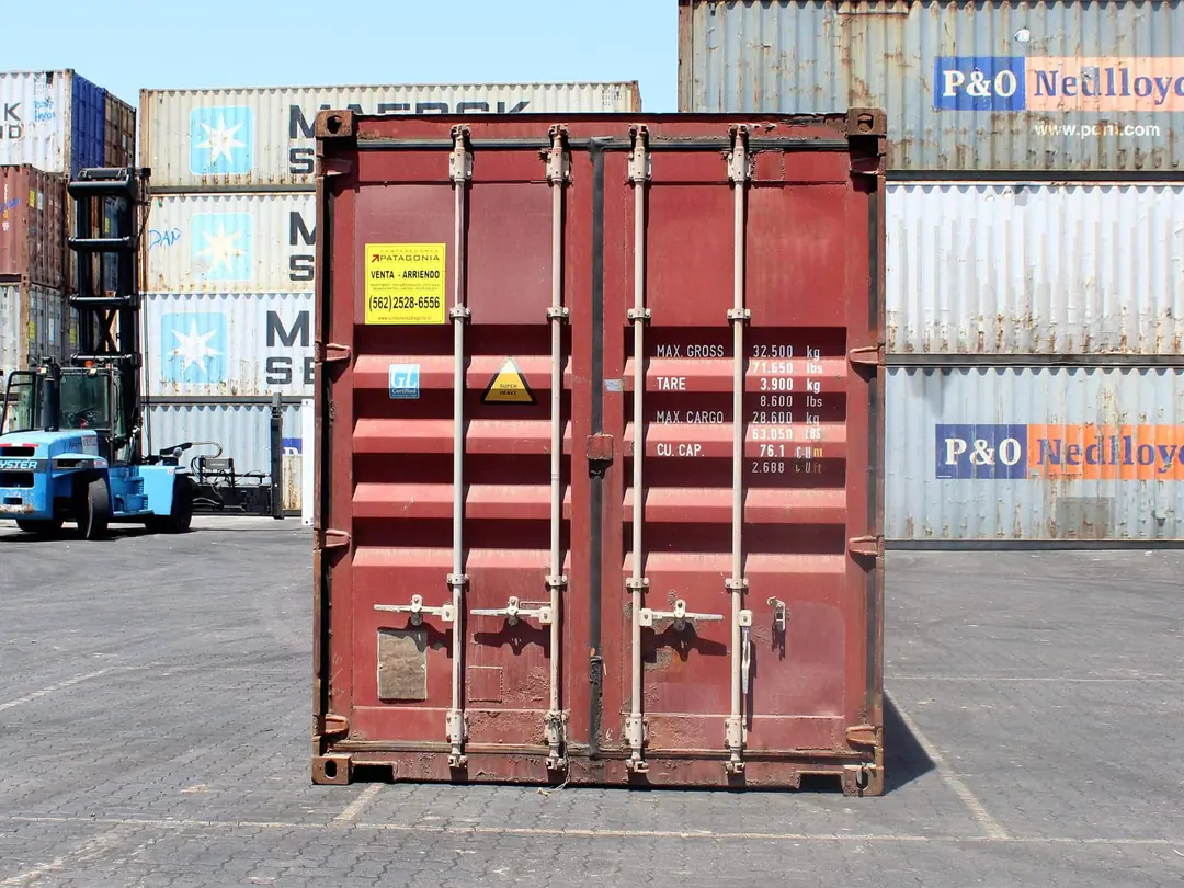 Container marítimo de 40 pies en patio